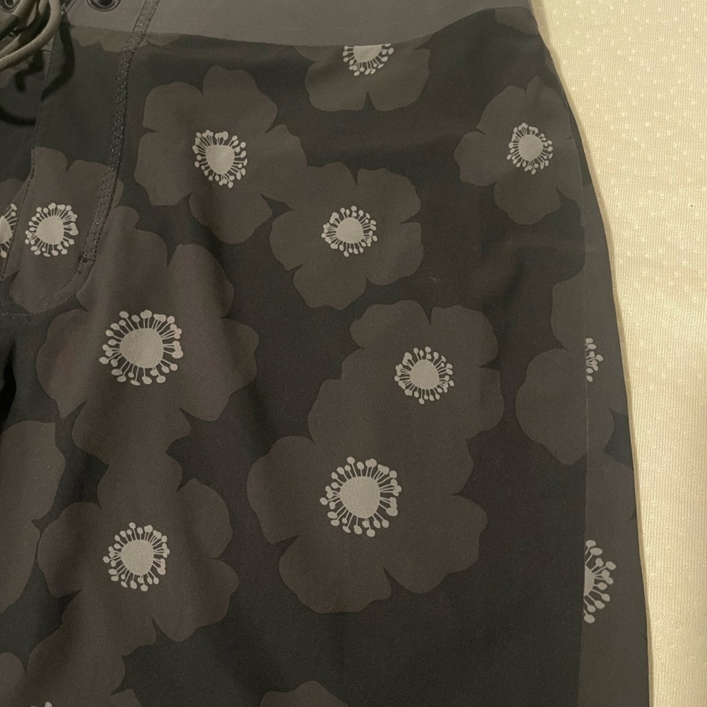 Lululemon mens gray black floral swim trunks - Picture 10 of 10